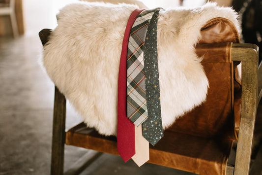 Men's plaid pre-tied bow tie with green tartan and red-and-cream tails
