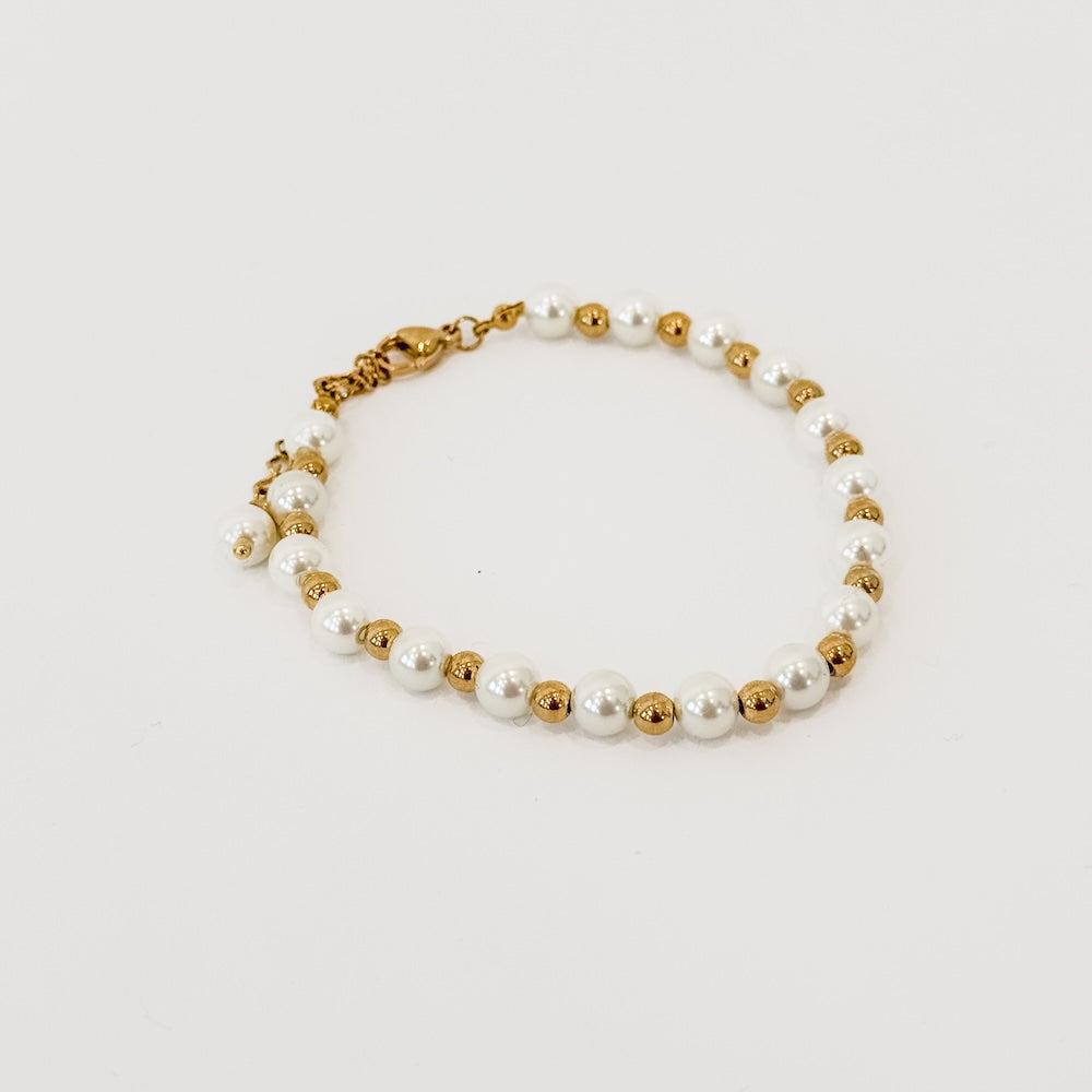 Gold-tone chain bracelet with alternating white pearls and round gold beads