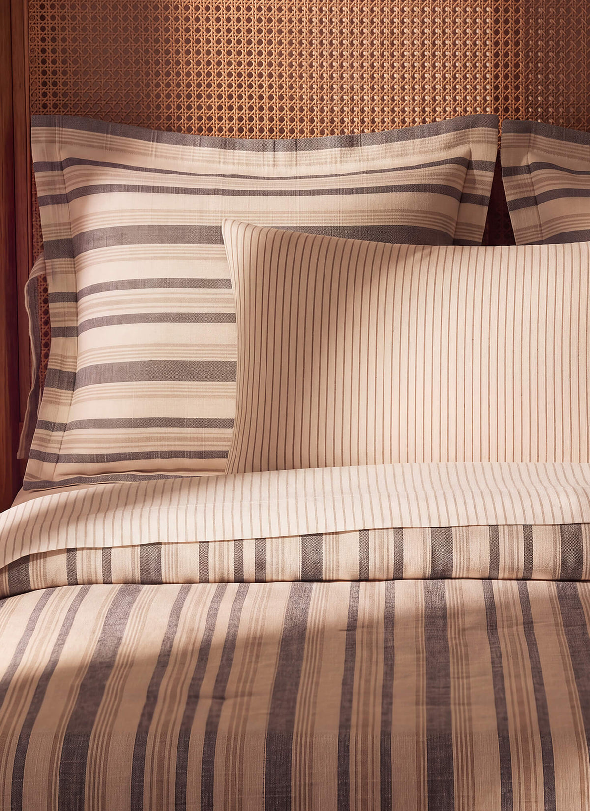 Reversible cotton duvet cover, light beige and white striped design with horizontal panel