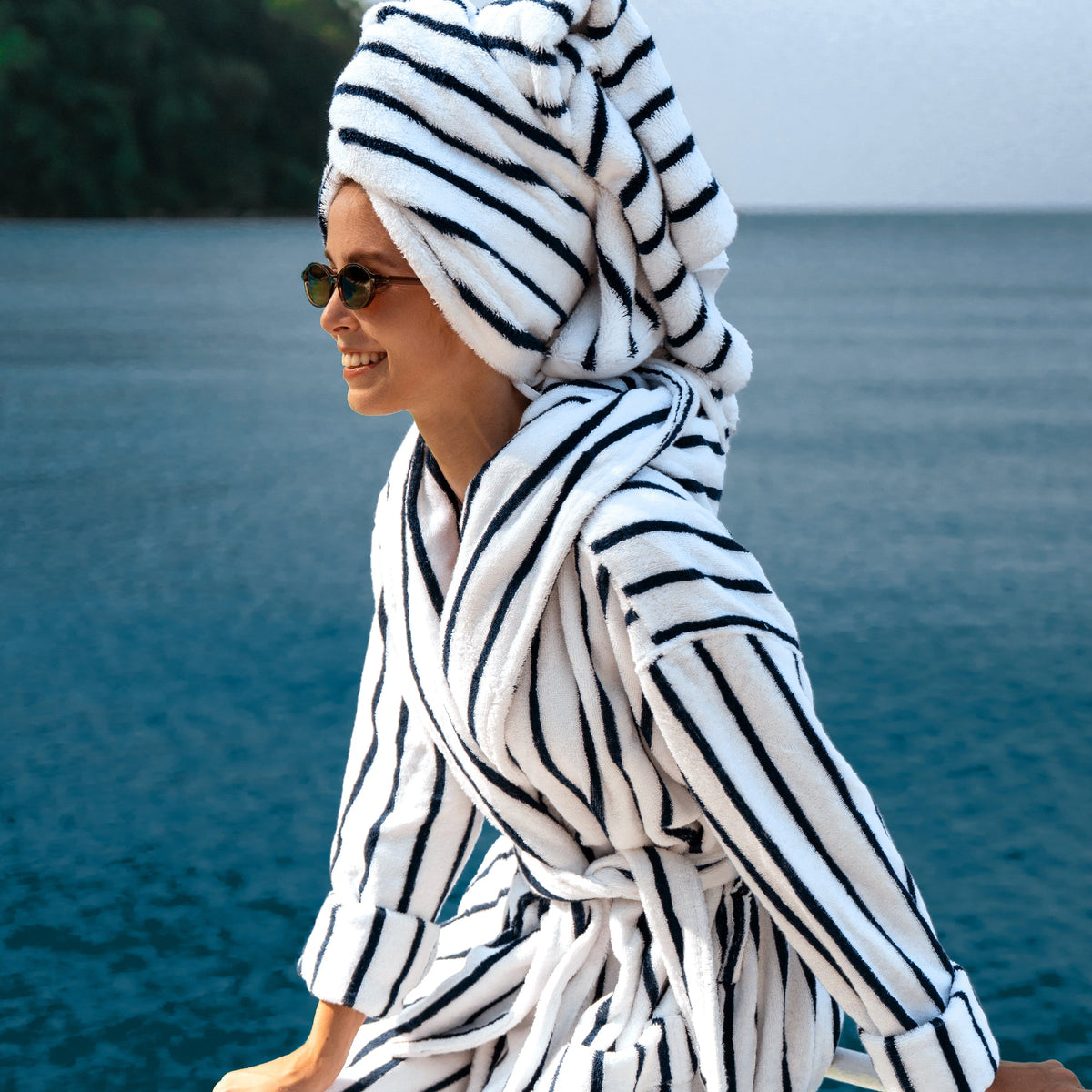 Hooded striped cotton bathrobe with belt tie, white and navy vertical stripes