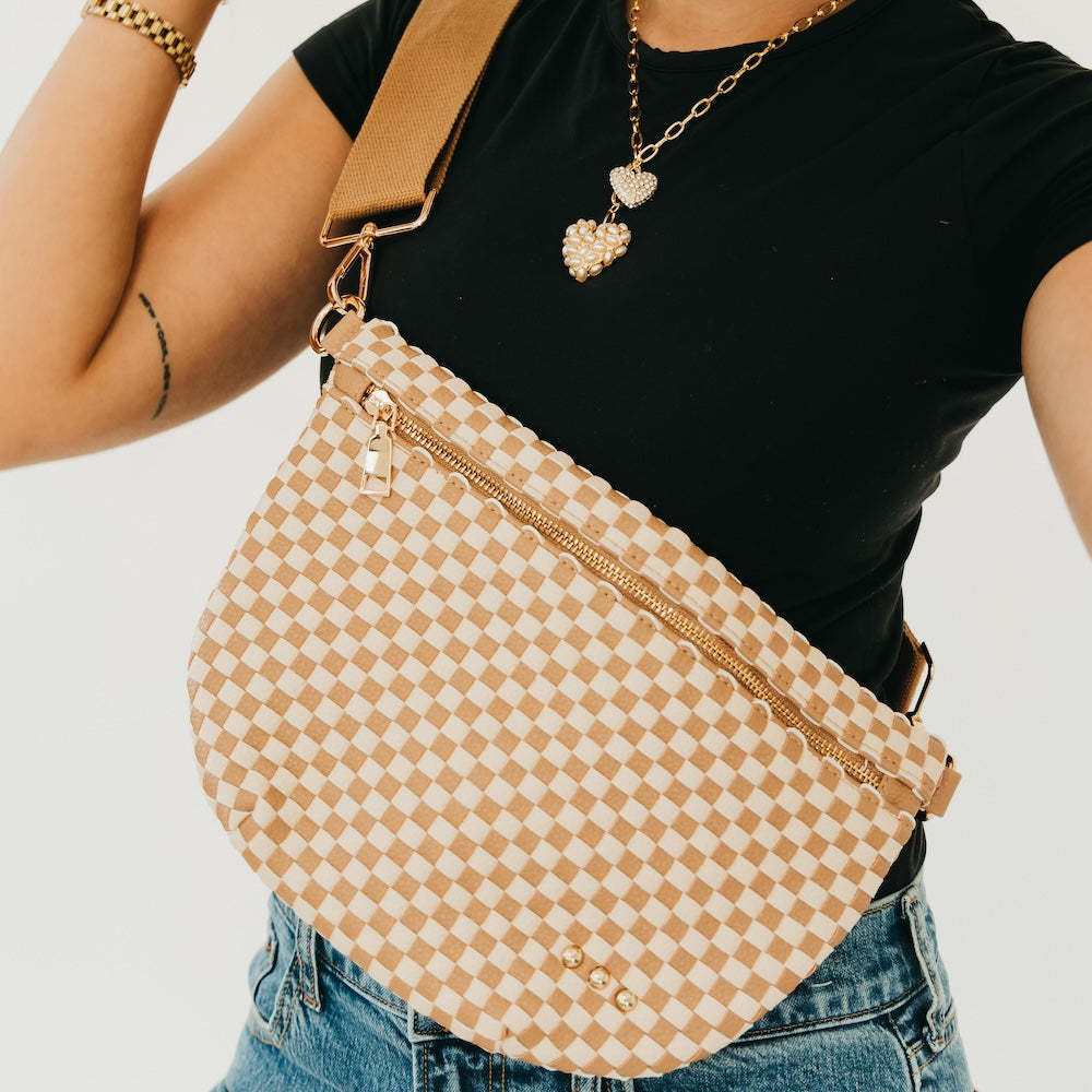 Beige-and-white checkered woven bum bag with zipper and adjustable strap